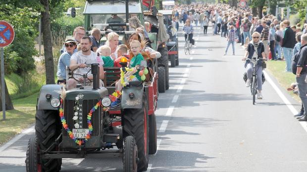 Bunter Korso bei den Münkeboer Festtagen - Ostfriesische Nachrichten