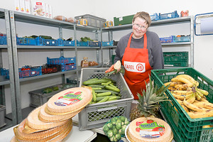 Anja Thedinga ist eine ehrenamtliche Helferin in der Tafel-Ausgabestelle in Aurich. Fotos: Banik