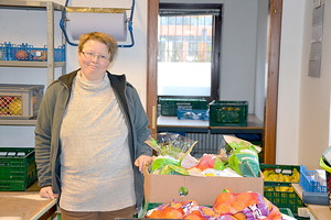 Die Moordorferin Anja Thedinga arbeitet seit fünf Jahren bei der Tafel in Aurich. Mit vielen Warenempfängern kann sie sich identifizieren. Foto: Otto