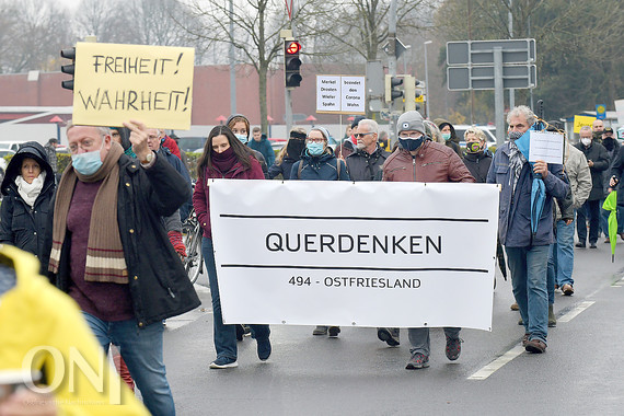 Selbsternannte „Querdenker“ haben auch in Ostfriesland mehrfach demonstriert - wie auf diesem Bild am 14. November in Aurich sowie zuvor im Mai in Leer und im Juni in Aurich, allerdings mit überschaubarem Zuspruch. Foto: Bahlo/DPA
