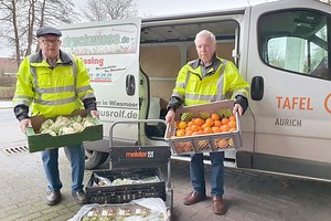 Egbert Harms (links) und Heinz-Arnold Eujen schleppen teilweise bis zu 80 Kisten mit Lebensmitteln pro Tour. Foto: Heimann