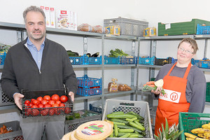 Tafel-Chef Matthias Caspers hätte mit so einem Erfolg nicht gerechnet. Das Bild zeigt ihn mit der Helferin Anja Thedinga. Foto: Banik