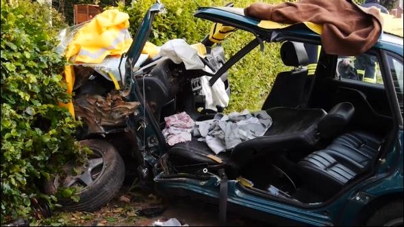 Hatzum: Autofahrer schwebt in Lebensgefahr
