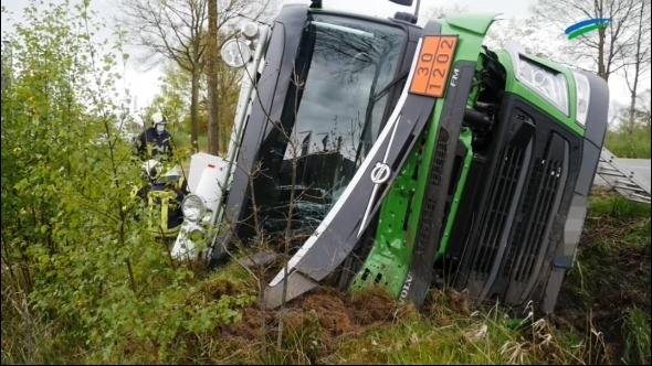 Gefahrgut-LKW bei Schirum in einen Graben gekippt