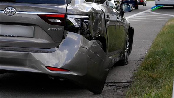 Zusammenstoß zwischen Bus, Autos und Anhänger