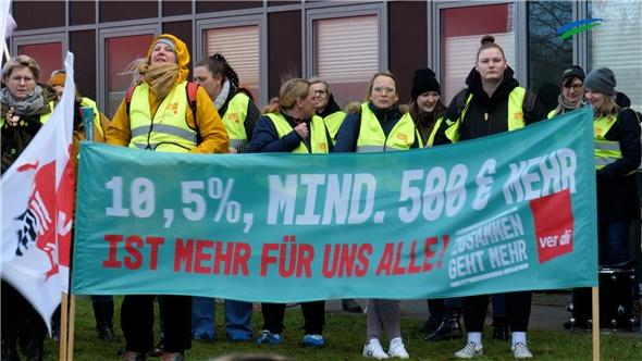 Klinikmitarbeiter demonstrieren in Aurich für mehr Geld und bessere Arbeitsbedingungen
