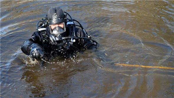 In Emden wird getaucht: Polizeitaucher aus Oldenburg im Einsatz