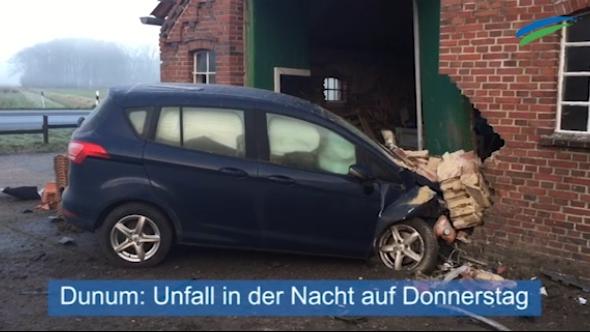 Dunum: Autofahrer krachte in Scheune 