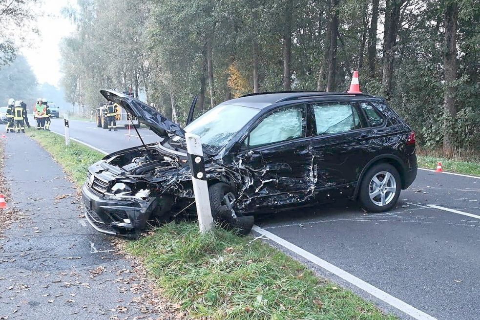 Der 29 Jahre alte Großefehntjer wurde leicht verletzt und konnte sich selbst aus seinem Wagen (Bild) befreien. Bild: Böhmer