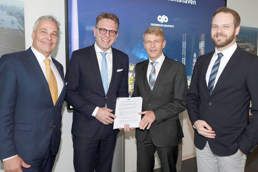 Accountmanager Groningen Seaports Sjoerd Peters, Cas König CEO Groningen Seaports und Dr. Bernhard Brons, Vorstand AG „EMS“ sowie Marcel Diekmann, Prokurist EMS Maritime Offshore GmbH bei der Vertragsunterzeichnung. Foto: Koos Boertjens