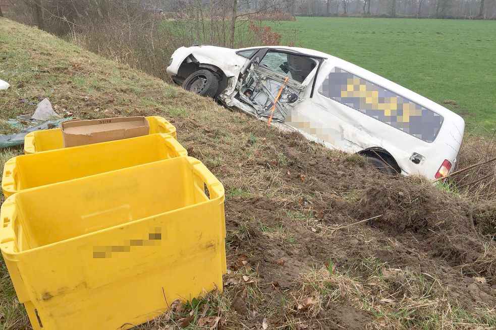 Der Postwagen wurde bei dem Unfall stark beschädigt. Bild: Martens