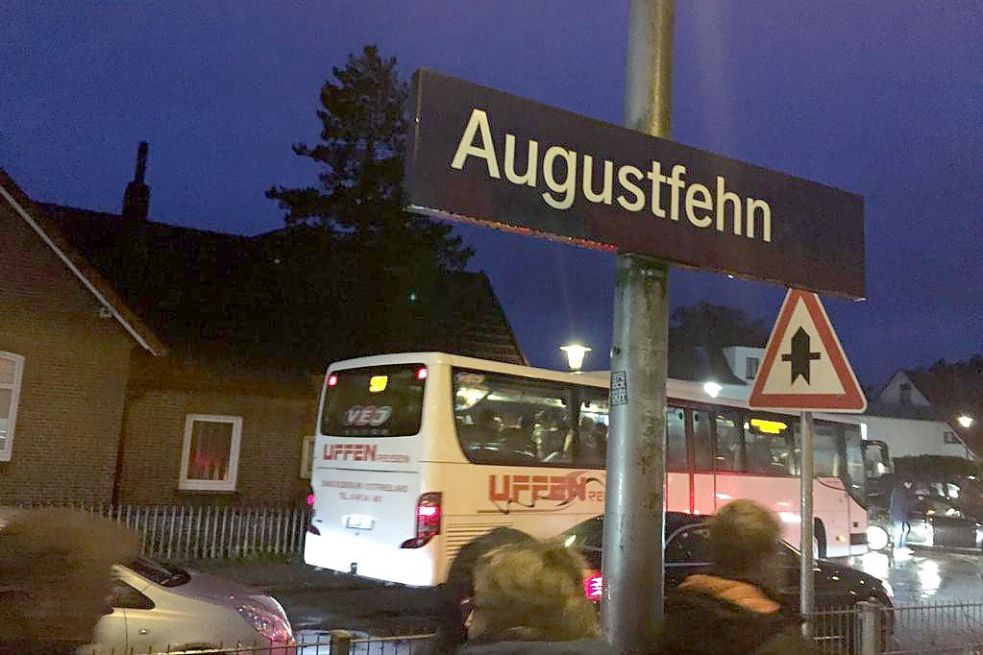 Am Bahnhof in Augustfehn findet der Ersatzverkehr mit Bussen statt. Bild: Homes
