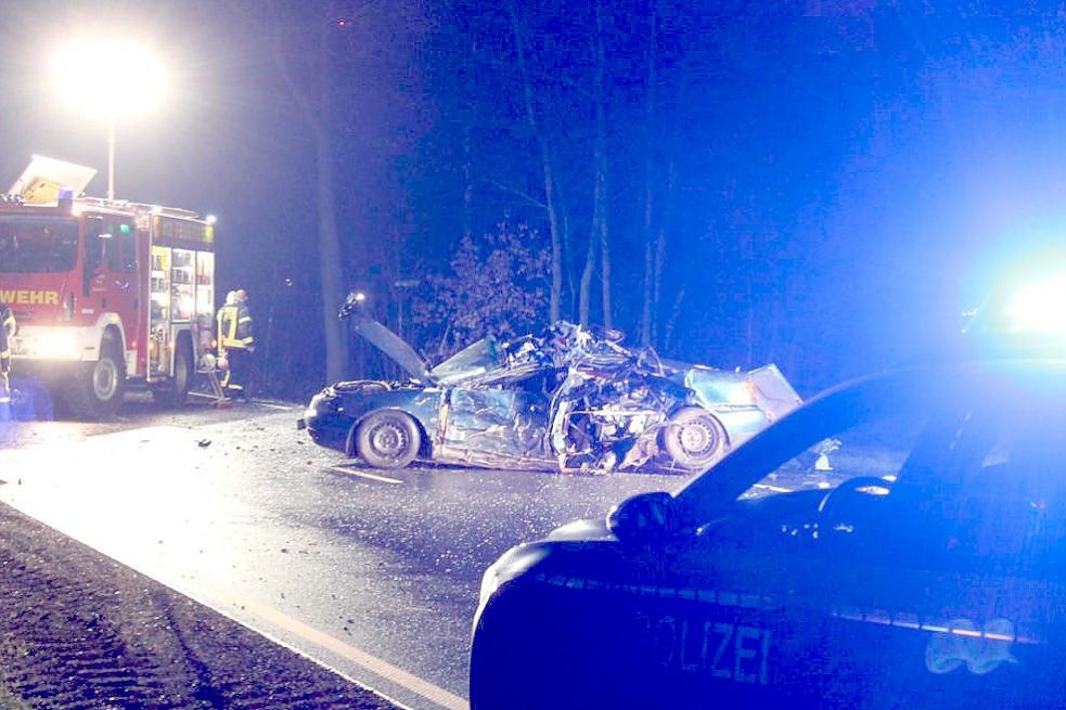 Das Auto wurde bei dem Unfall stark beschädigt. Foto: Feuerwehr