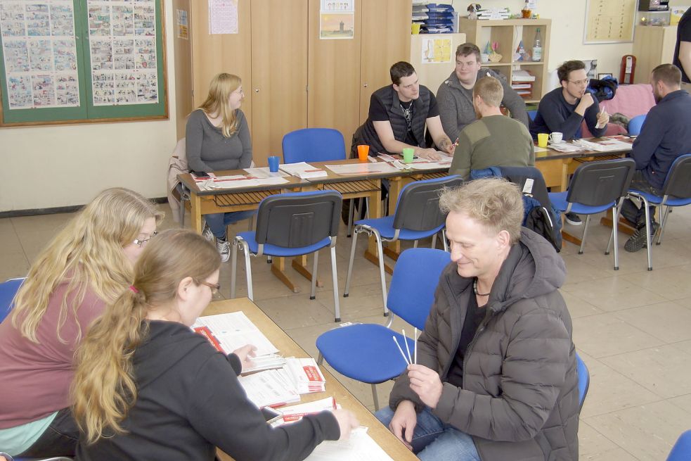 Freiwillige Helfer nahmen die Daten von den Spendenwilligen auf. Fotos: Janssen