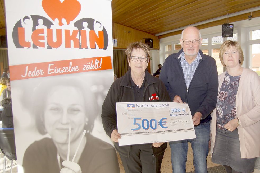 Johann Seeden übergab 500 Euro von der Theatergruppe Riepe an die Verantwortlichen der Aktion, Anna Fennen (links) und Gerda Janssen.