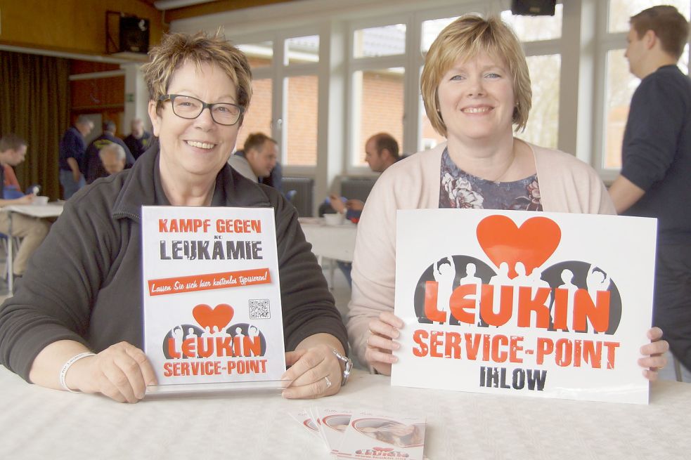 Gerda Janssen (rechts) von der Ihlower Gemeindeverwaltung nahm am Sonnabend die Ausstattung für den neuen Leukin-Servicepunkt im Rathaus entgegen.