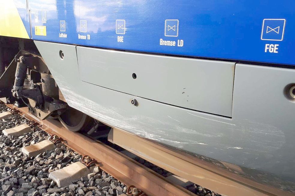Die Beschädigungen an der Bahn waren deutlich geringer als am Auto. Bild: Polizei