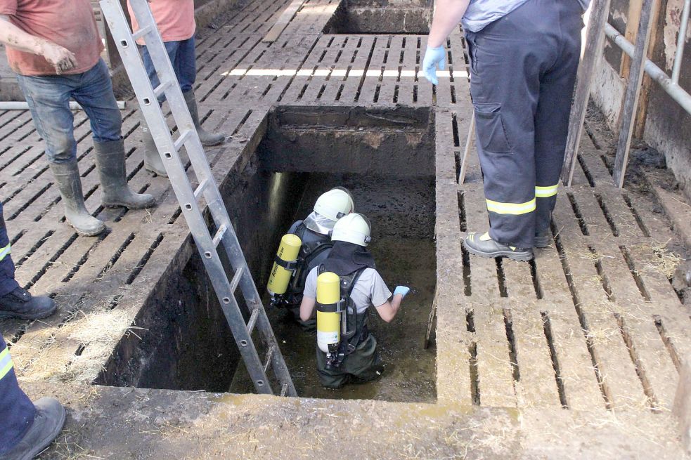 Unter Atemschutz wateten die Feuerwehrleute durch die mehr als knietiefe Gülle.