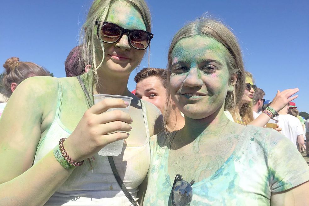 Grün und blau war das Pulver, das diese beiden Holi-Besucherinnen abbekamen.