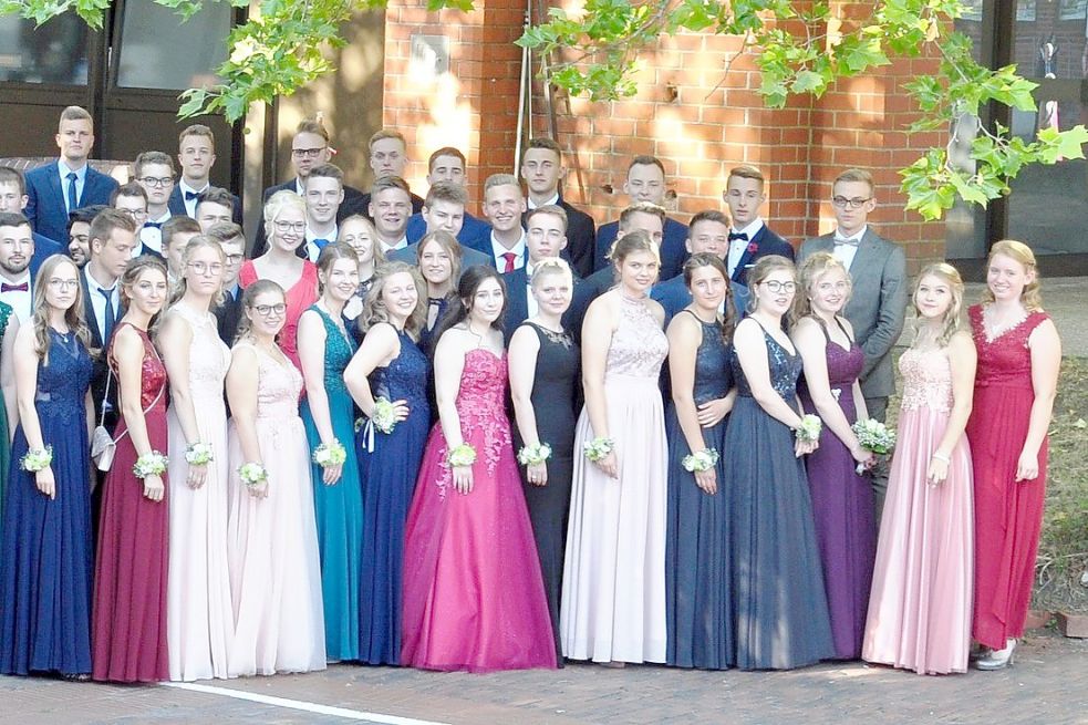 Für den Ball zogen sich die Absolventen festlich an. Foto: BBS