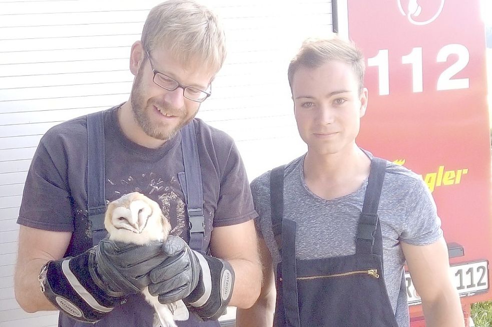 Einsatzkräfte der Feuerwehr mit der geretteten Schleiereule. Das verletzte Tier wurde nach Norddeich in eine Vogelstation gebracht.