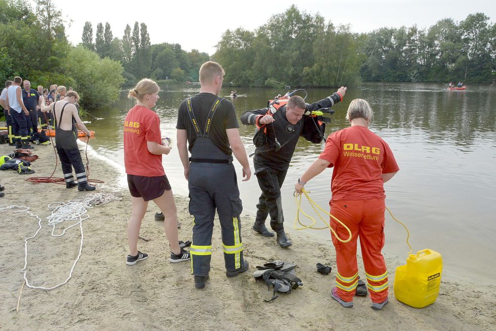 Auricher DLRG-Taucher suchten im Wasser nach dem Vermissten. Foto: Dirks