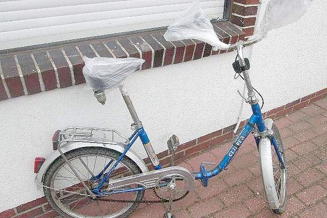 Das zurückgelassene Klappfahrrad „Clipper“.