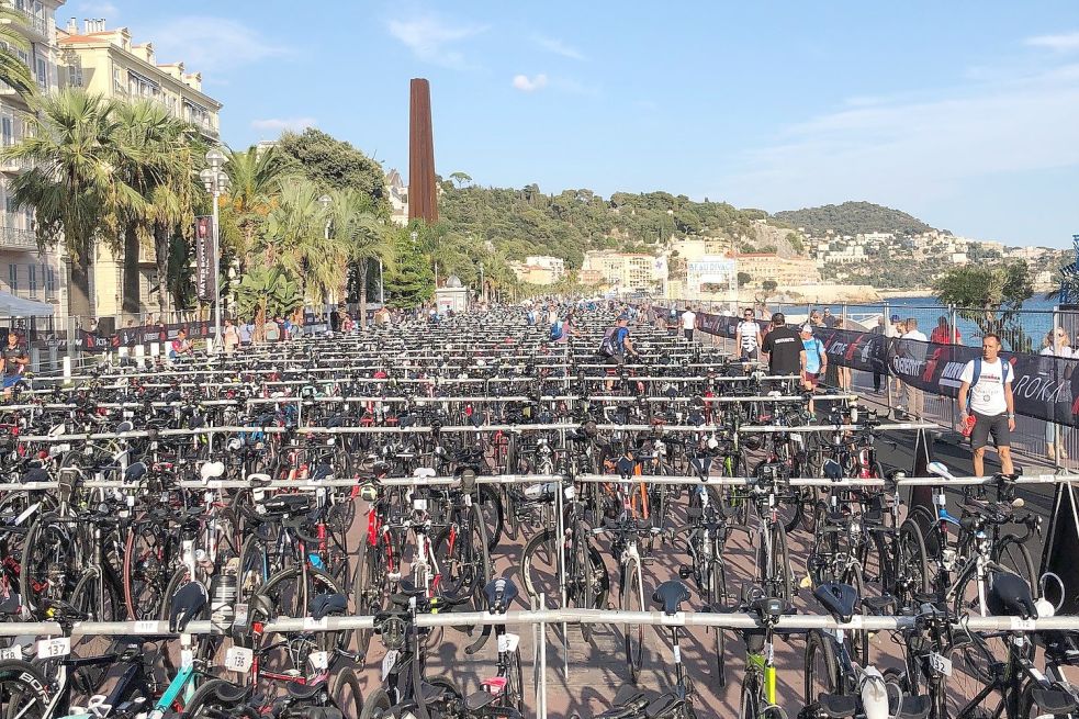 Räder, wohin das Auge blickt: Die Wechselzone bei der Triathlon-Weltmeisterschaft.