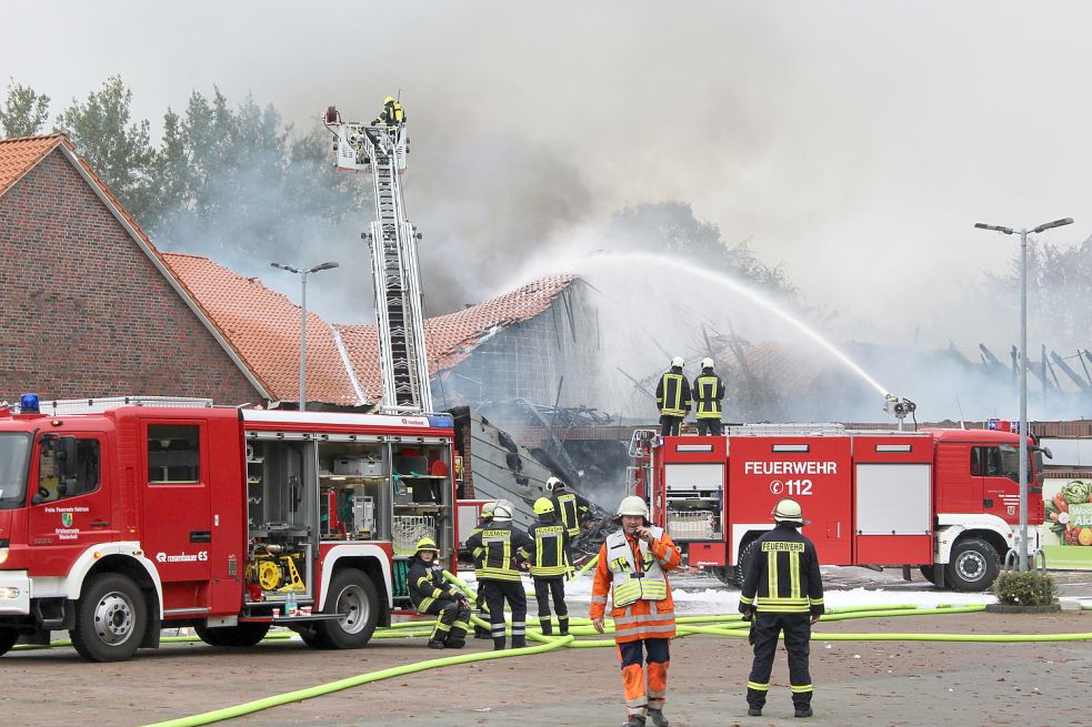Das Ausmaß des Feuers ist verheerend – der Aldi-Markt brannte bis auf die Grundmauern ab. Fotos: Heimann