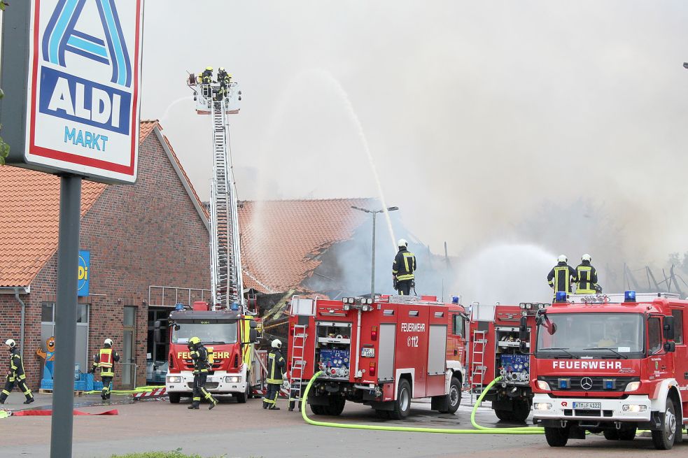 Das Feuer breitete sich schnell aus.