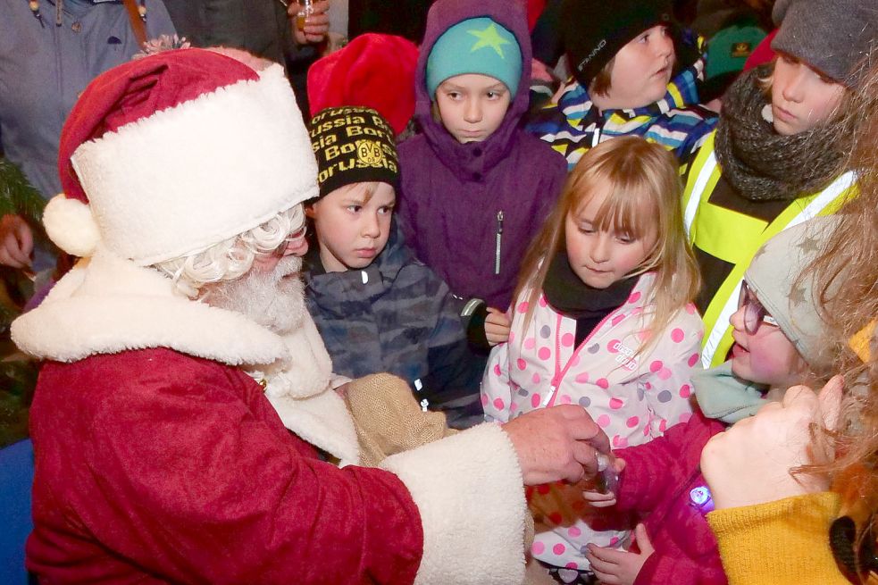 Dicht umringt war der Weihnachtsmann bei seinem Besuch auf dem Lichtermarkt iim vergangenen Jahr. Foto: Archiv