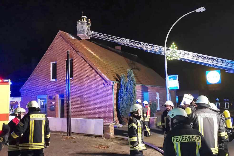 Mit einer Drehleiter wurde der Brand gelöscht. Bild: Ruhr