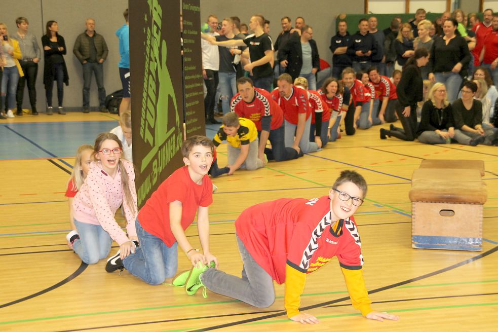 Mit ihrer „Lok“, einer Polonaise auf allen vieren über das Spielfeld, feierte das Team „Lokomotive Liefpien“ den Gruppensieg.