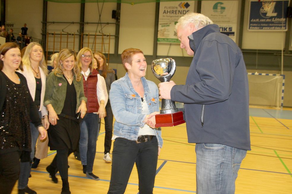 Turnierschirmherr Gernold Lengert überreichte Andrea Wessels von „Germany Last Drama-Queens“ einen Pokal.