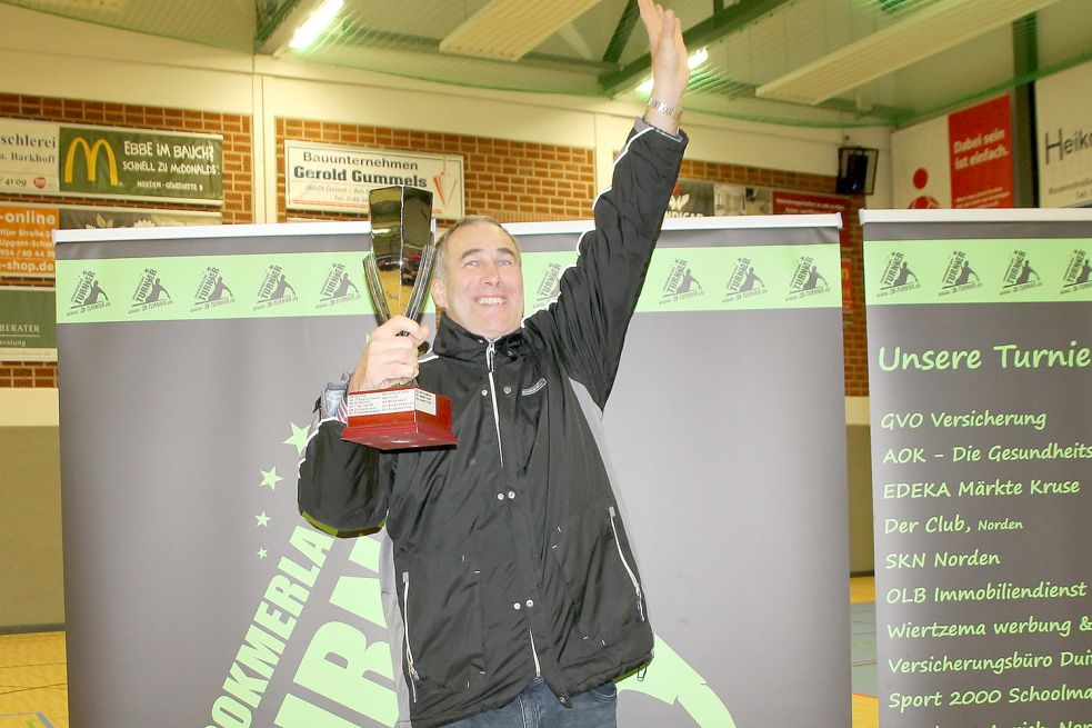 Eckhardt Dreischmeier mit dem Vadder-Koch-Pokal.