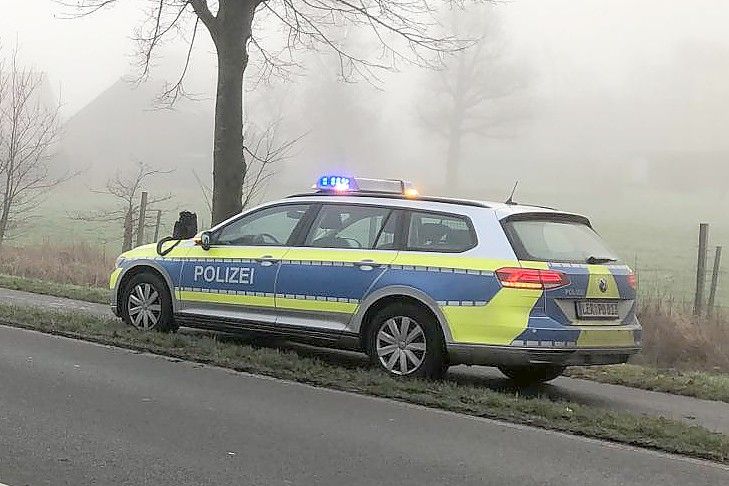 Nach einem Verkehrsunfall in Weener ist die Bundesstraße 436 gesperrt. Bild: Meins