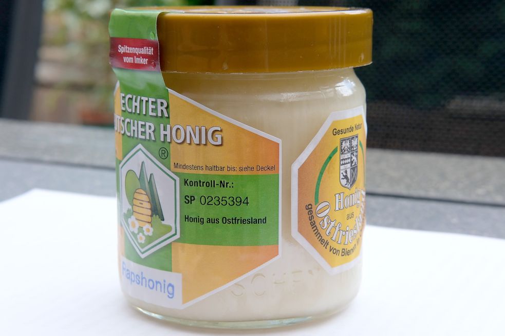 Deutscher Markenhonig kommt überall in Deutschland ins gleiche Glas mit dem gleichen Aufkleber: Der Aufdruck „Honig aus Ostfriesland“ mussten genehmigt werden.