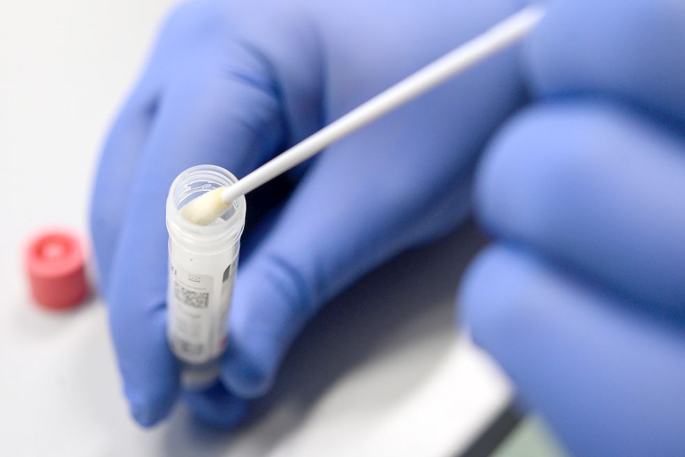 Corona-Tests sollen ab heute nur noch in den Testzentren durchgeführt werden. Symbolfoto: DPA