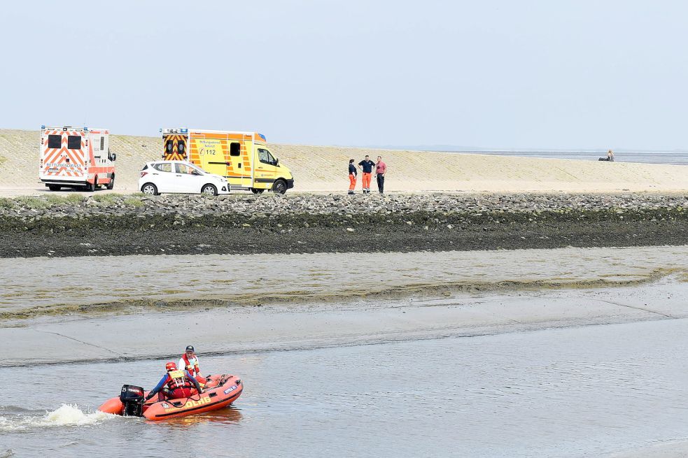 Die Einsatzstelle konnte nur mit Schlauchbooten erreicht werden.