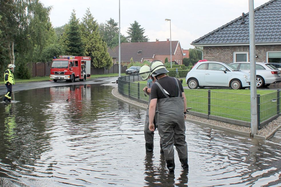 In Holthuserheide stand ein Teil der Straße „Zur Heide“ unter Wasser. Bild: Rand/Feuerwehr