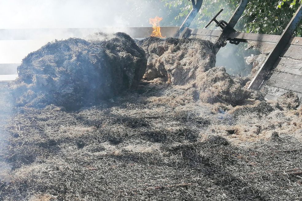 Ein mit Heuballen beladener Anhänger ist in Akelsbarg in Brand geraten. Bild: Feuerwehr