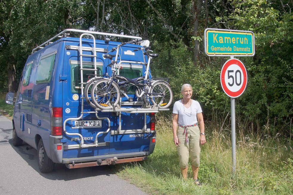 Ulrike Füllgrabe vor dem Ortsschild des niedersächsischen Kamerun.