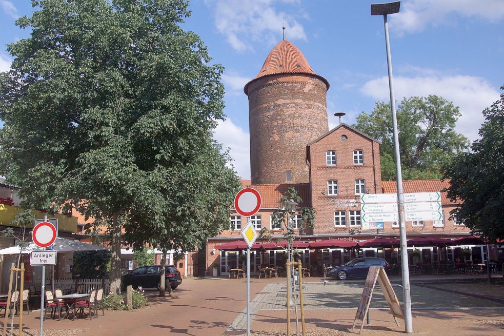Der Waldemarturm ist Überrest einer mittelalterlichen Burganlage, in der einst ein Dänenkönig gefangengehalten wurde.