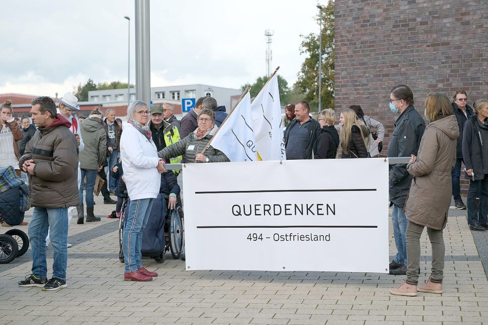 Organisiert wurde die Demo von der Vereinigung Querdenken. Nach der Auricher Telefonvorwahl trägt die ostfriesische Gruppe die Kennzahl 494. Aurich soll das ostfriesische Zentrum von Querdenken werden. Foto: Vortanz