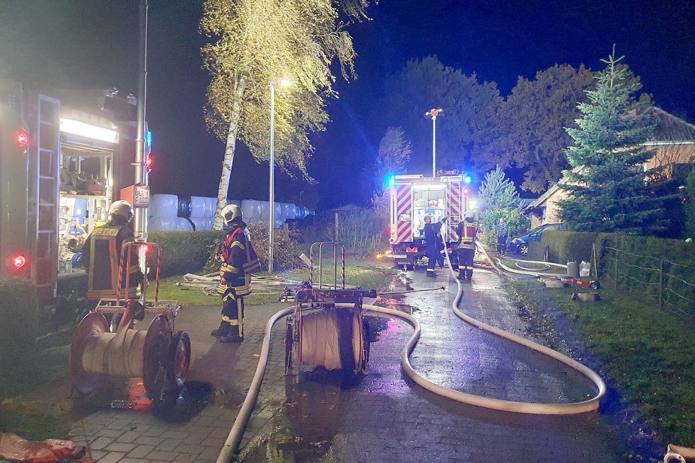 Zahlreiche Einsatzkräfte waren mit 18 Feuerwehrfahrzeugen vor Ort.