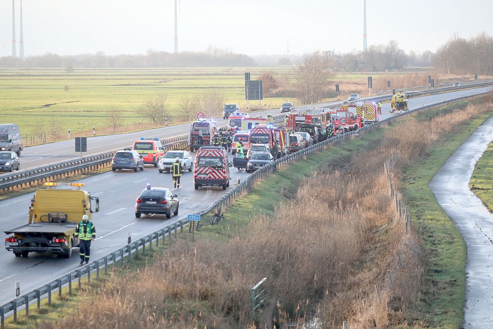 Die Autobahn war in Fahrtrichtung Emden voll gesperrt. Foto: Banik