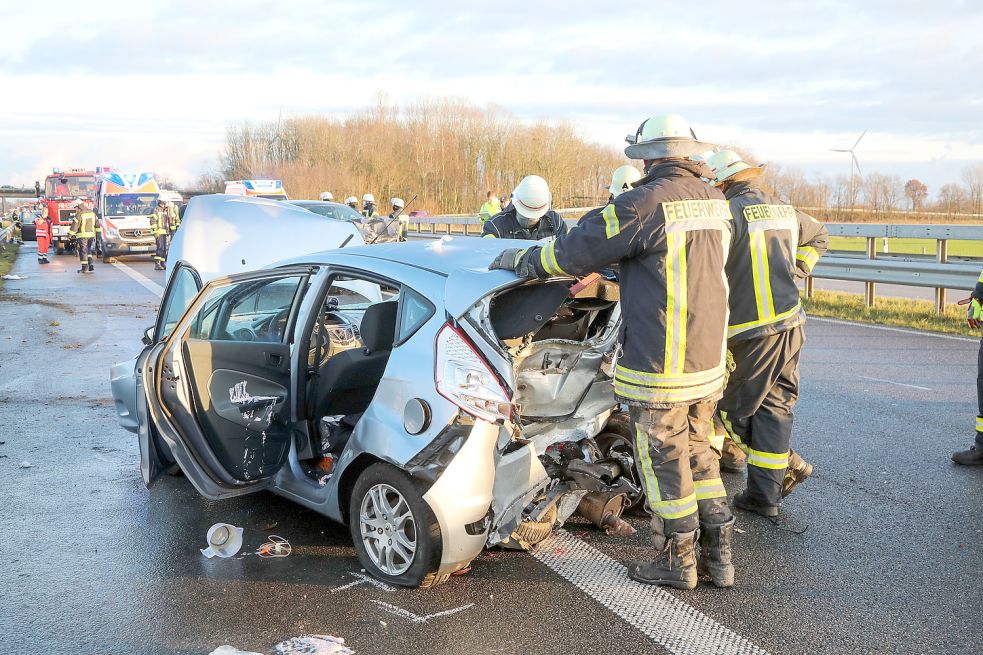 Die Feuerwehr musste eine eingeklemmte Person befreien. Foto: Banik