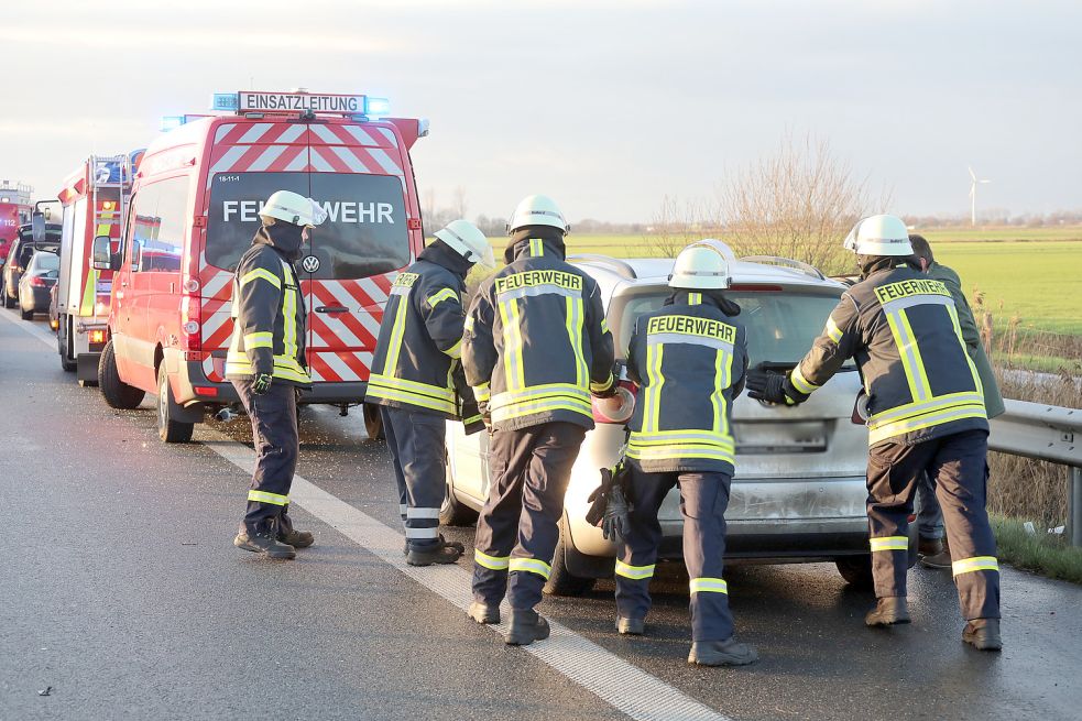Der VW Sharan kam auf dem Seitenstreifen zum Stehen. Foto: Banik