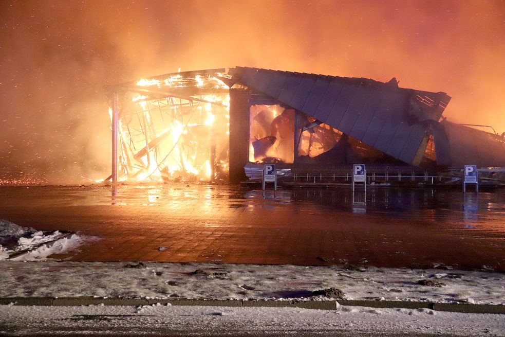 Die Feuerwehr konnte den Lidl-Markt nur noch kontrolliert ausbrennen lassen. Foto: Hermanns