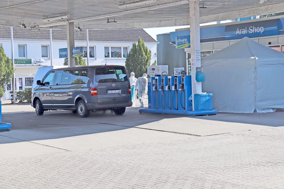 An der Tankstelle in Wiesmoor war nach der Tat die Spurensicherung der Auricher Polizei im Einsatz. Archivfoto: Hermanns